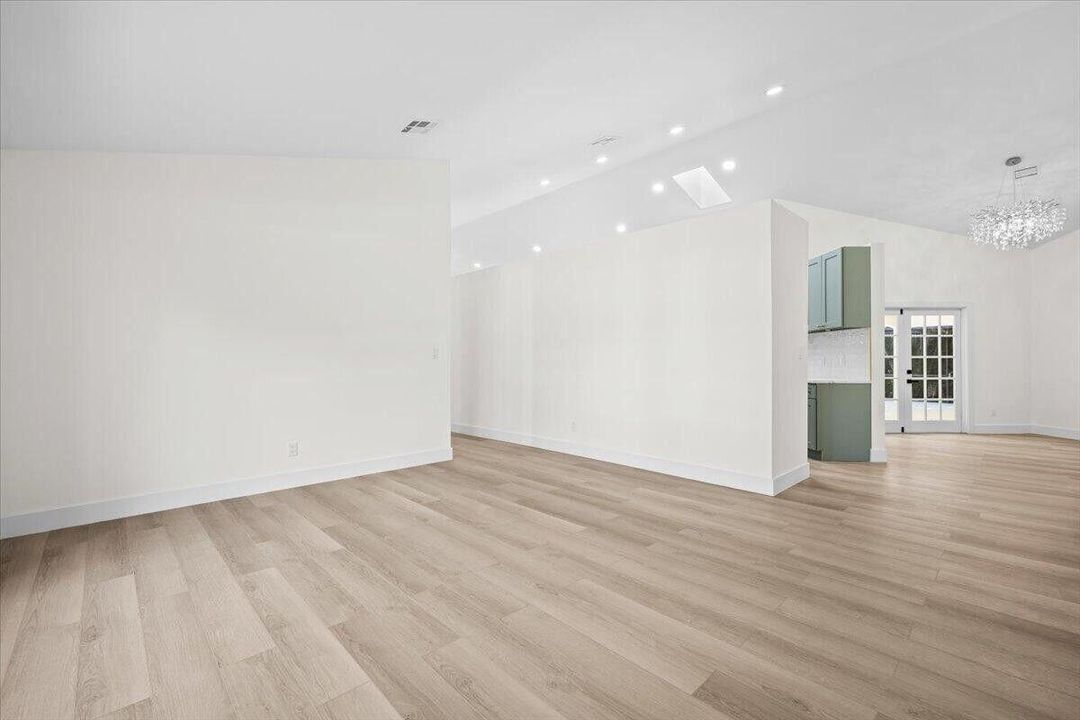 En Venta: $1,045,000 (3 camas, 2 baños, 2385 Pies cuadrados)