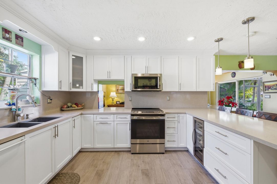 На продажу: $799,000 (4 спален, 2 ванн, 1756 Квадратных фут)