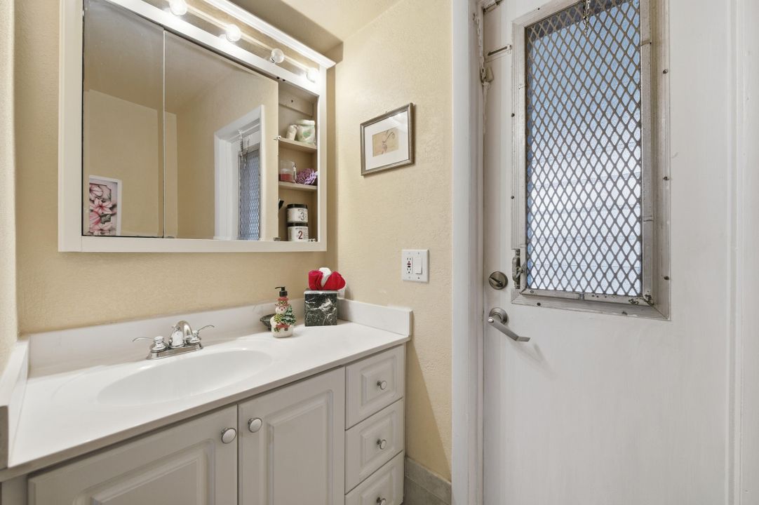 На продажу: $799,000 (4 спален, 2 ванн, 1756 Квадратных фут)