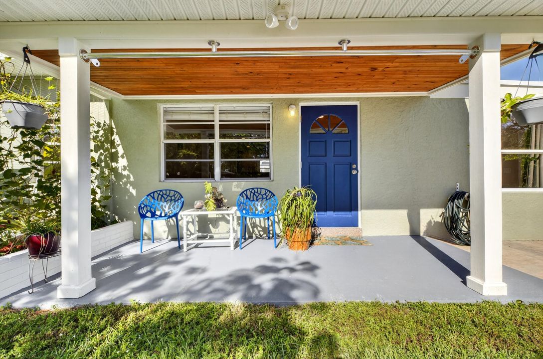 For Sale: $300,000 (4 beds, 1 baths, 1298 Square Feet)