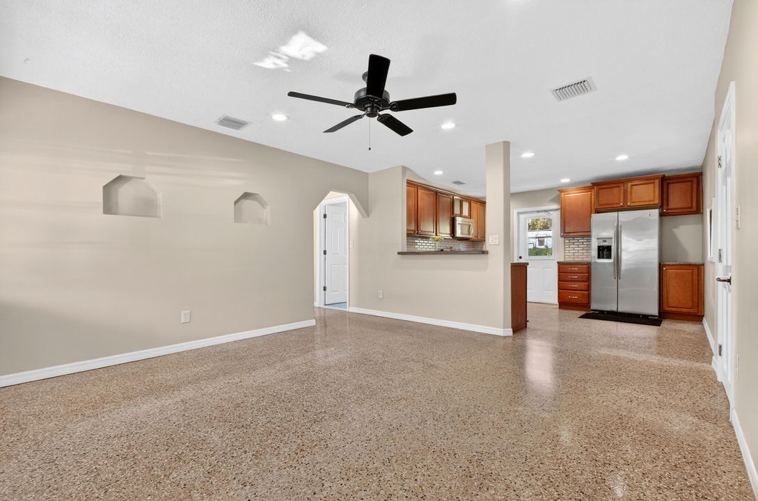 For Sale: $300,000 (4 beds, 1 baths, 1298 Square Feet)