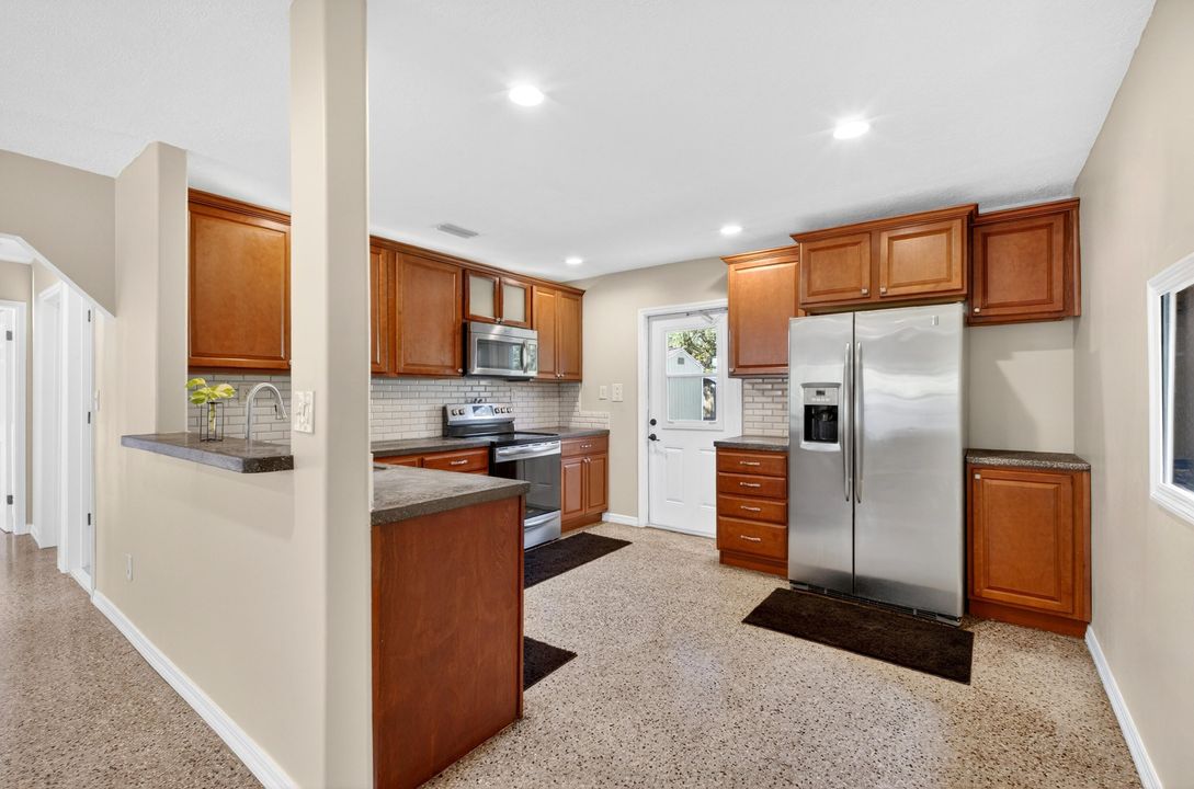 For Sale: $300,000 (4 beds, 1 baths, 1298 Square Feet)