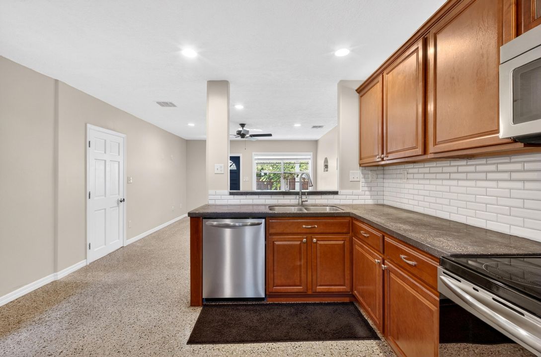 For Sale: $300,000 (4 beds, 1 baths, 1298 Square Feet)