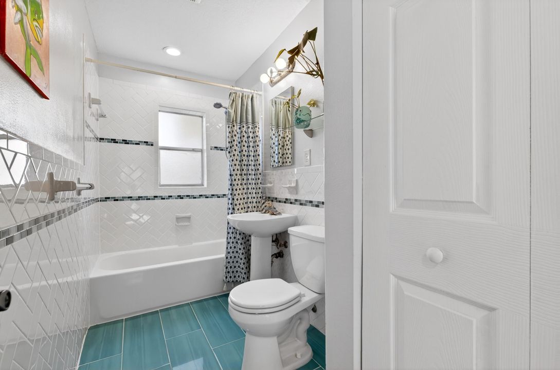 For Sale: $300,000 (4 beds, 1 baths, 1298 Square Feet)