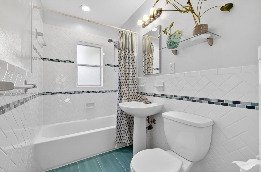 For Sale: $300,000 (4 beds, 1 baths, 1298 Square Feet)