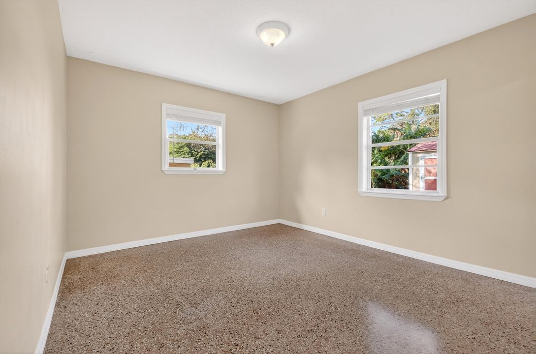 For Sale: $300,000 (4 beds, 1 baths, 1298 Square Feet)