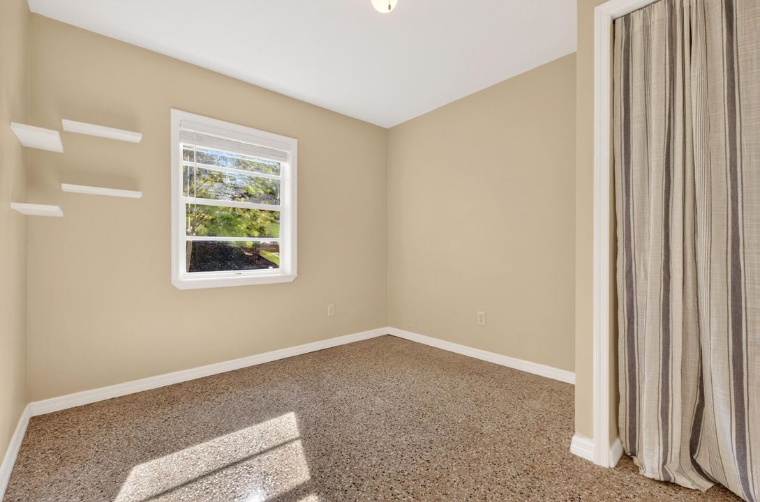 For Sale: $300,000 (4 beds, 1 baths, 1298 Square Feet)