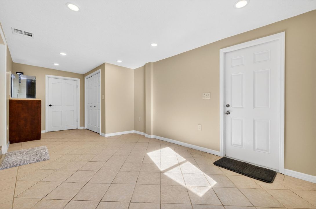 For Sale: $300,000 (4 beds, 1 baths, 1298 Square Feet)