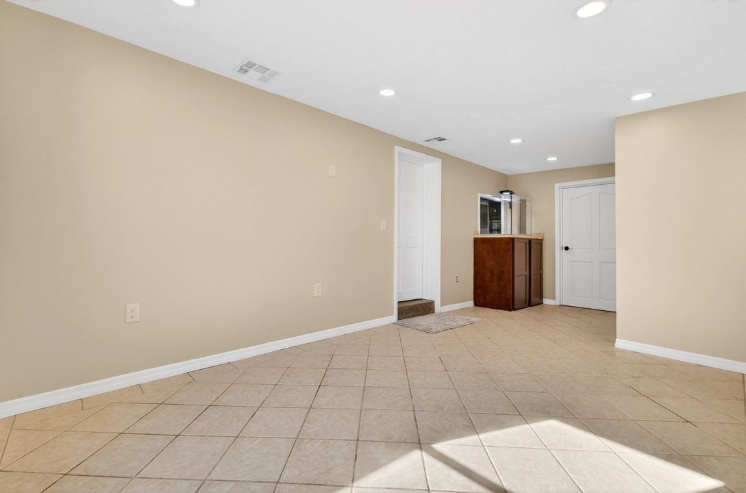 For Sale: $300,000 (4 beds, 1 baths, 1298 Square Feet)