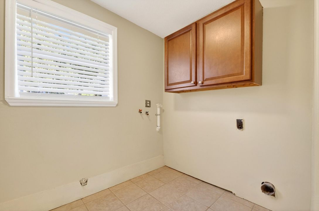 For Sale: $300,000 (4 beds, 1 baths, 1298 Square Feet)