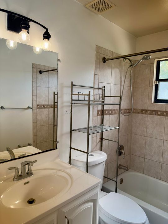 For Rent: $3,500 (3 beds, 2 baths, 1040 Square Feet)