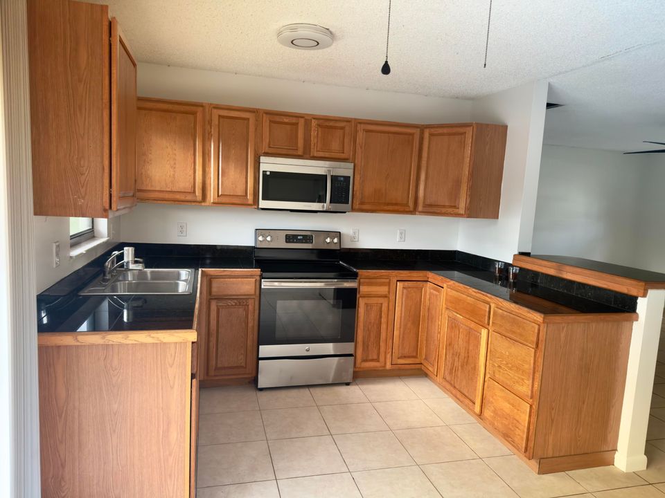 For Rent: $3,500 (3 beds, 2 baths, 1040 Square Feet)