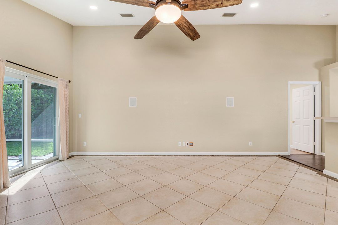 合同活跃: $567,900 (3 贝兹, 2 浴室, 1376 平方英尺)