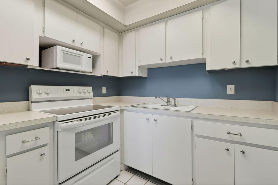 For Sale: $209,900 (2 beds, 1 baths, 840 Square Feet)
