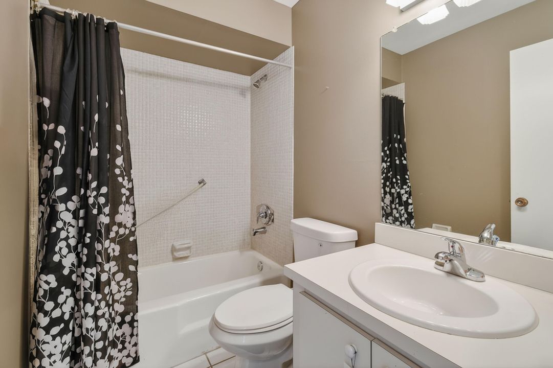 For Sale: $209,900 (2 beds, 1 baths, 840 Square Feet)