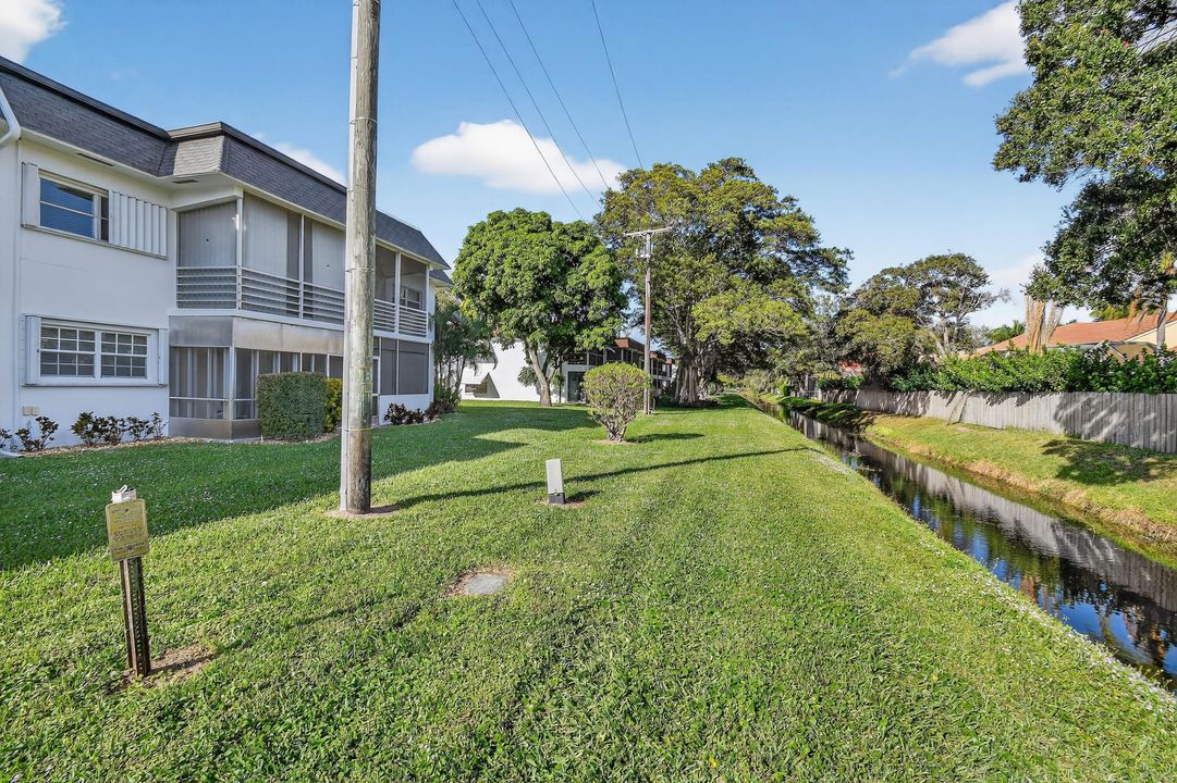 For Sale: $209,900 (2 beds, 1 baths, 840 Square Feet)