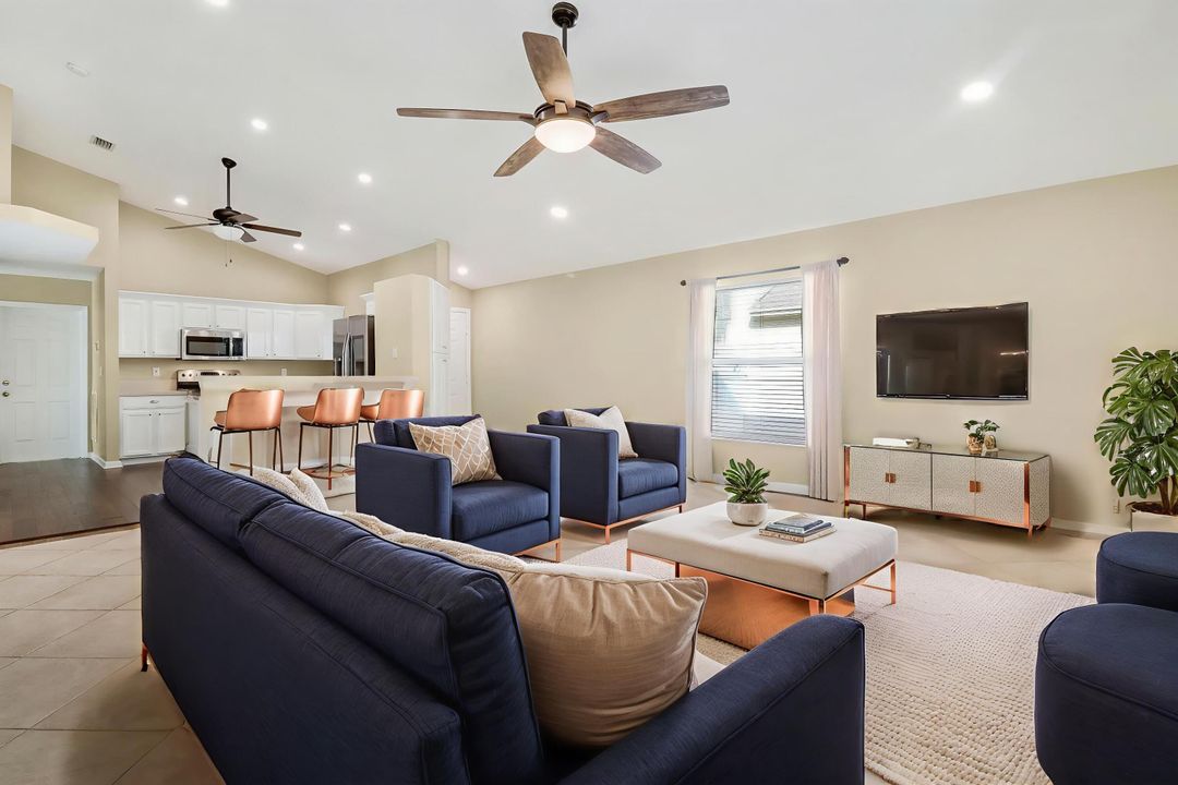 合同活跃: $567,900 (3 贝兹, 2 浴室, 1376 平方英尺)