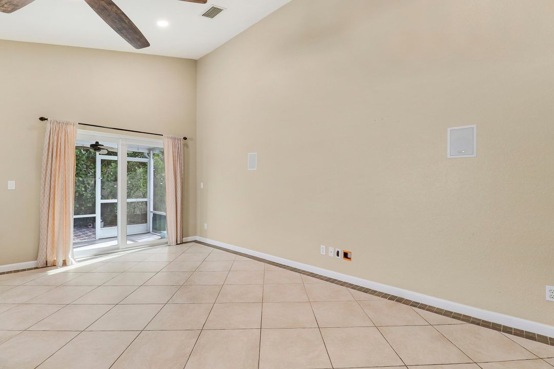 合同活跃: $567,900 (3 贝兹, 2 浴室, 1376 平方英尺)