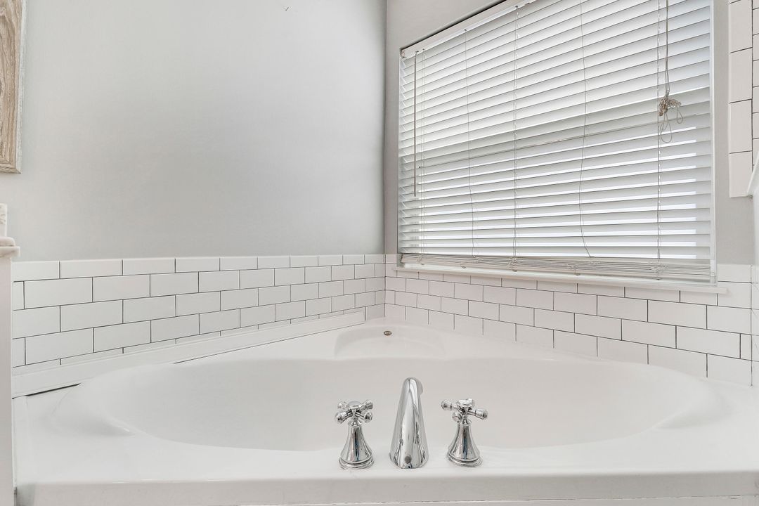 合同活跃: $567,900 (3 贝兹, 2 浴室, 1376 平方英尺)