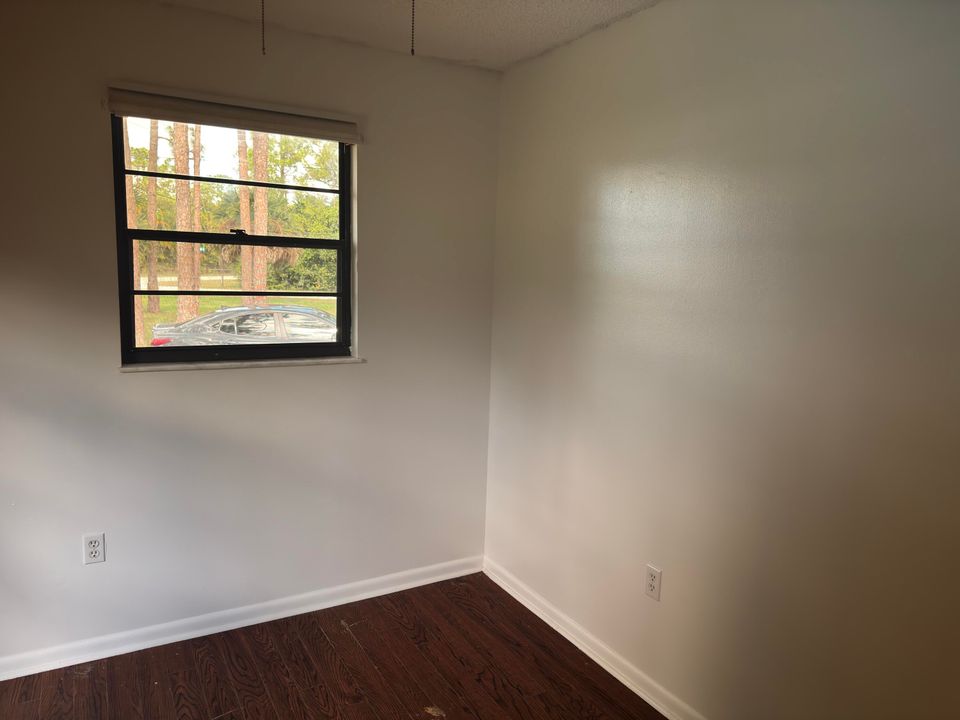 For Rent: $3,500 (3 beds, 2 baths, 1040 Square Feet)