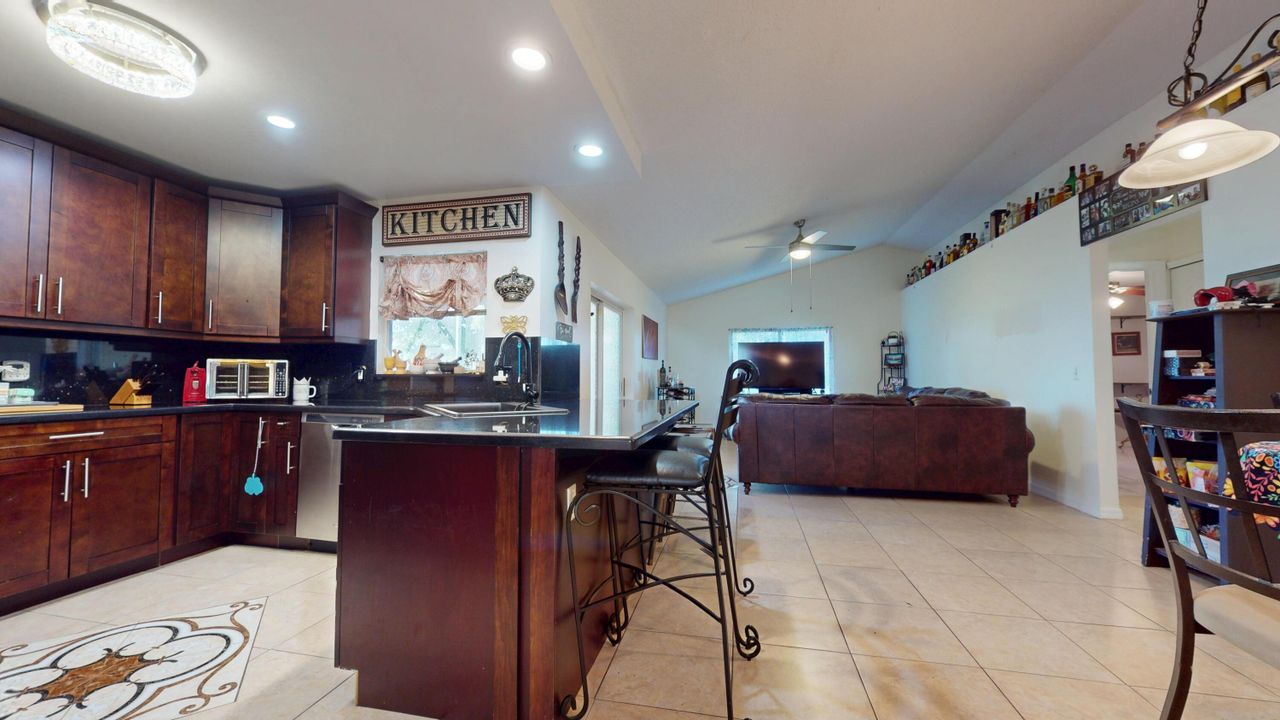 待售: $375,000 (3 贝兹, 2 浴室, 1824 平方英尺)