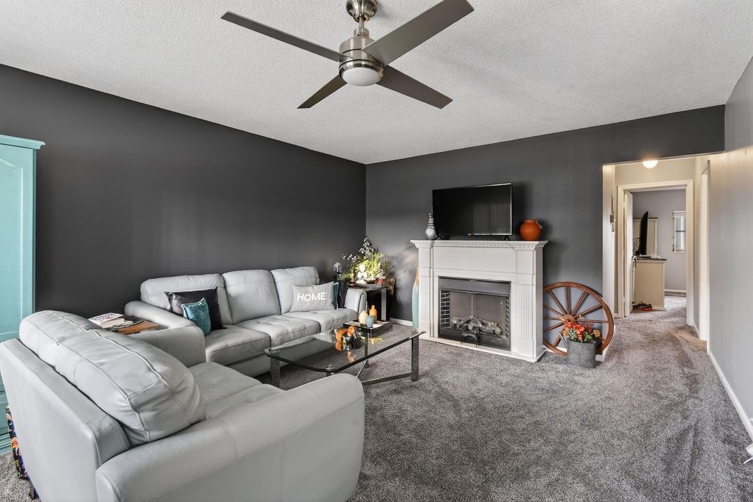 For Sale: $209,900 (2 beds, 1 baths, 840 Square Feet)