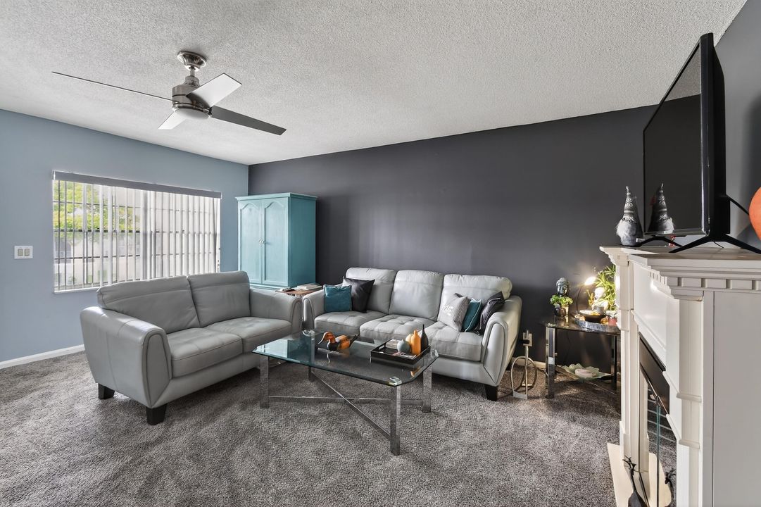 For Sale: $209,900 (2 beds, 1 baths, 840 Square Feet)