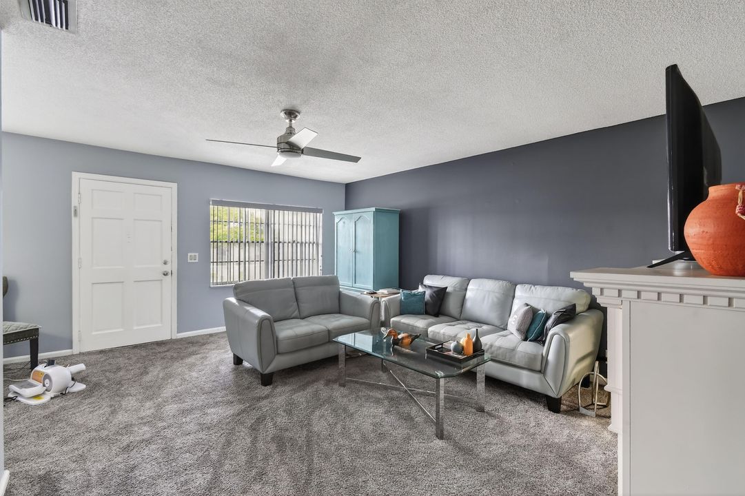 For Sale: $209,900 (2 beds, 1 baths, 840 Square Feet)