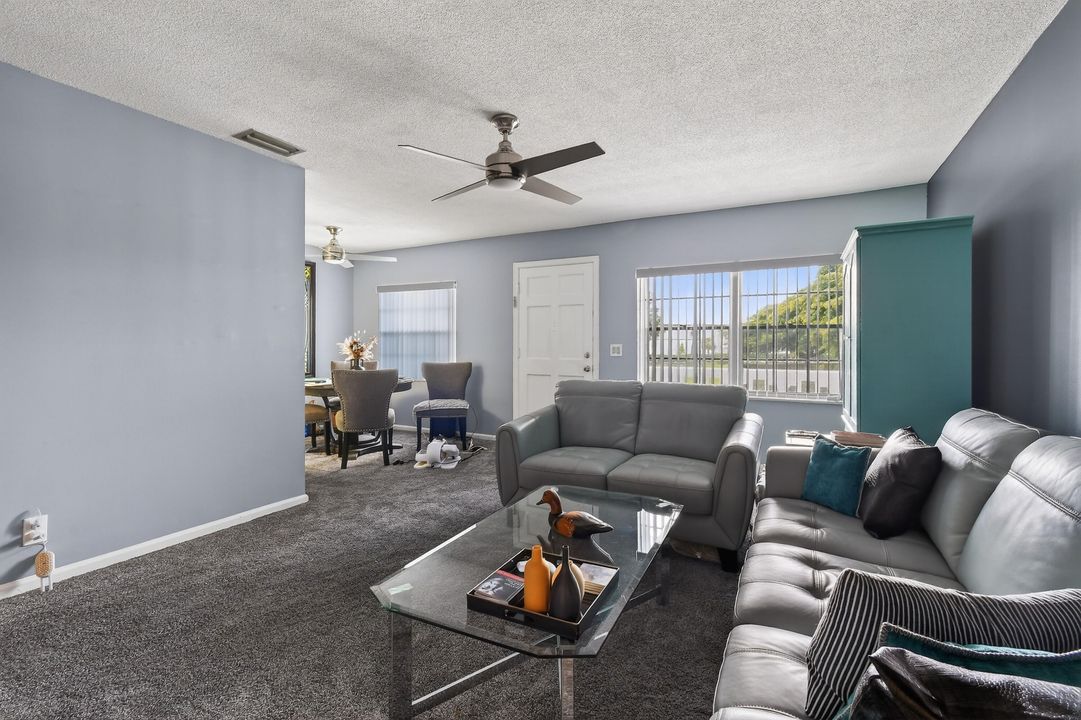 For Sale: $209,900 (2 beds, 1 baths, 840 Square Feet)