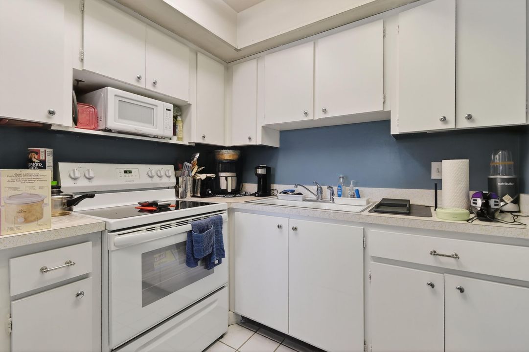 For Sale: $209,900 (2 beds, 1 baths, 840 Square Feet)