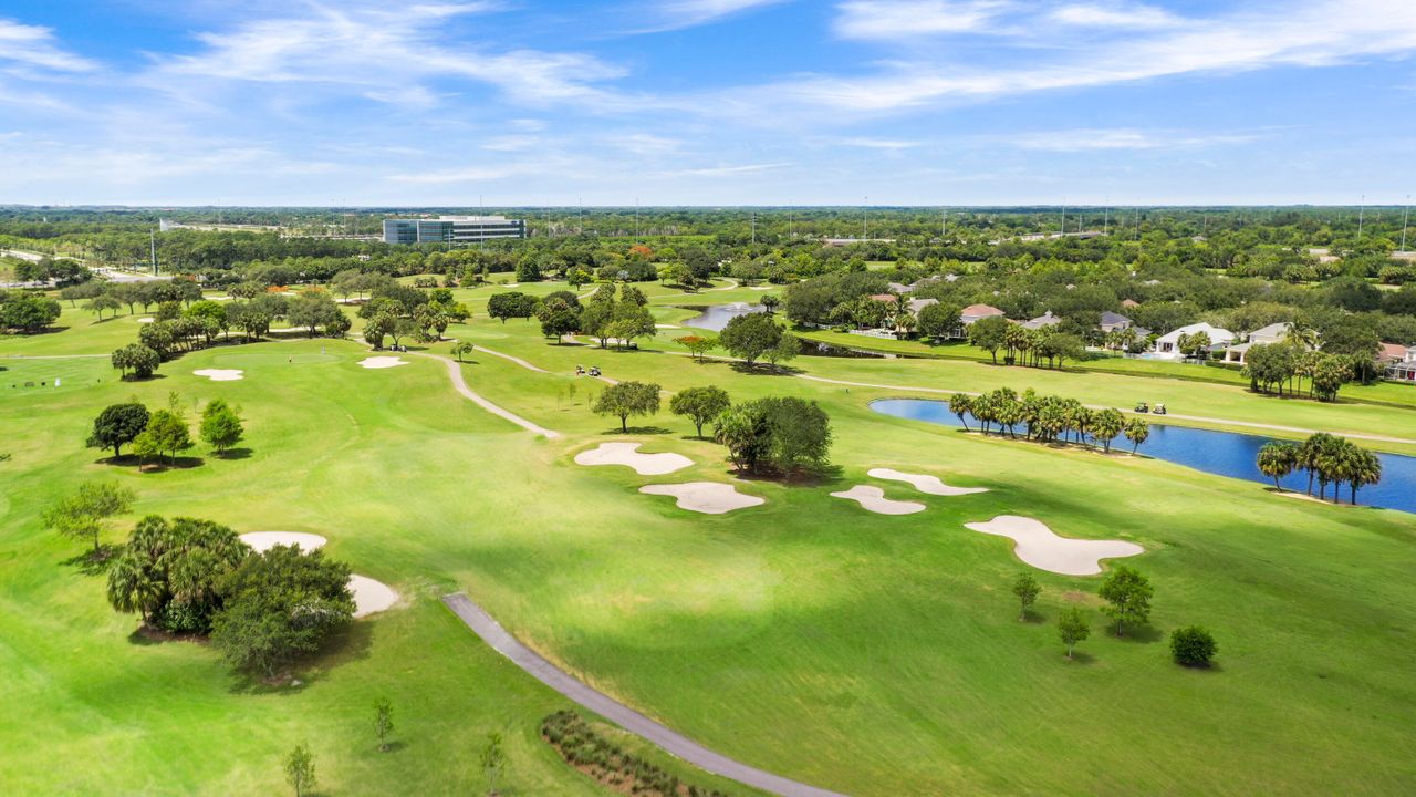 合同活跃: $567,900 (3 贝兹, 2 浴室, 1376 平方英尺)