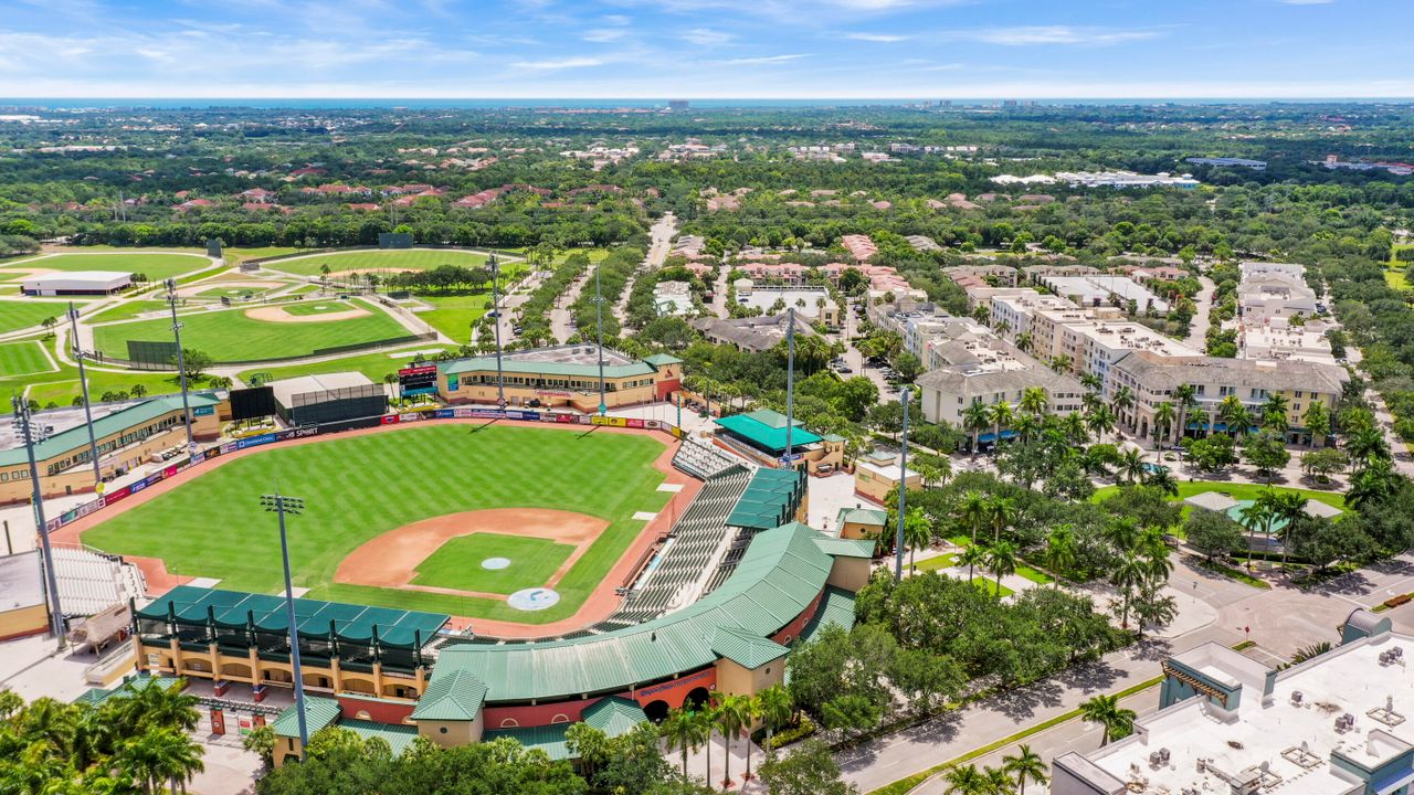 合同活跃: $567,900 (3 贝兹, 2 浴室, 1376 平方英尺)