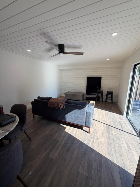 待售: $450,000 (2 贝兹, 2 浴室, 1236 平方英尺)