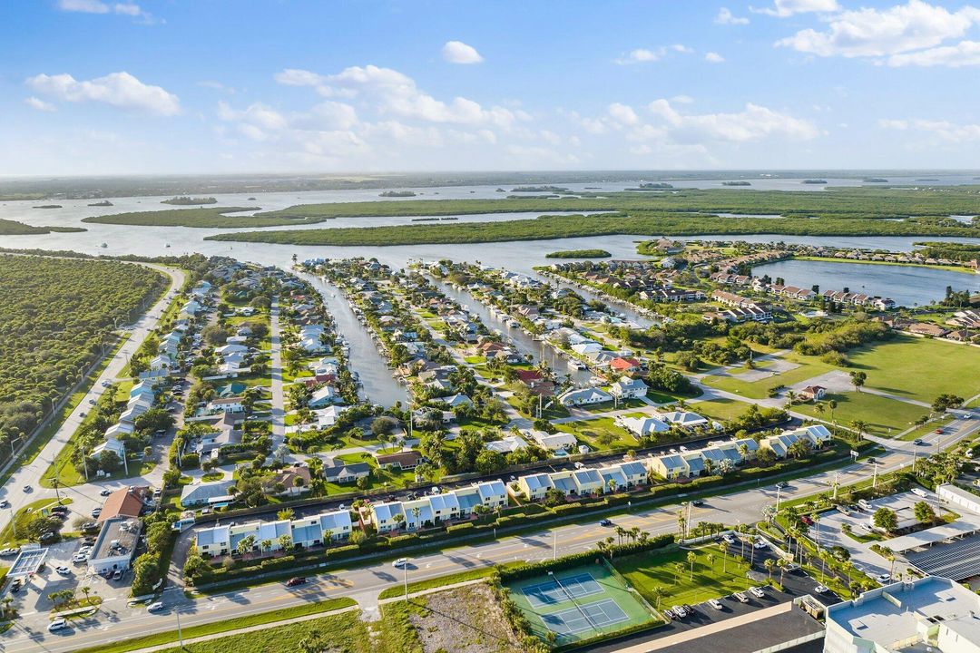 For Sale: $240,000 (1 beds, 1 baths, 957 Square Feet)