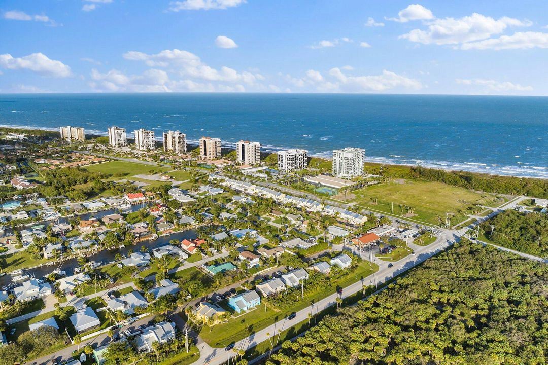 For Sale: $240,000 (1 beds, 1 baths, 957 Square Feet)