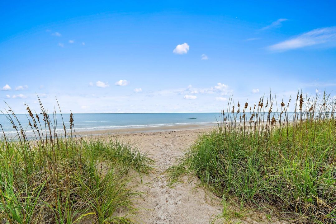 For Sale: $240,000 (1 beds, 1 baths, 957 Square Feet)