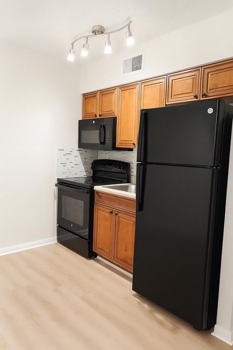 For Rent: $1,550 (0 beds, 1 baths, 600 Square Feet)