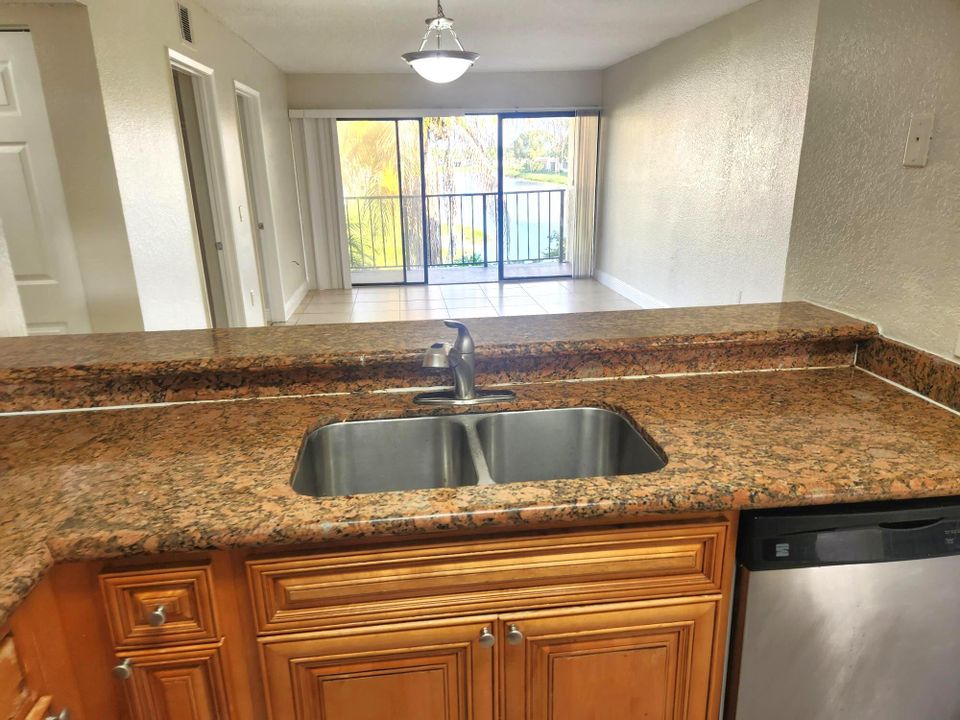 В аренду: $1,850 (2 спален, 2 ванн, 904 Квадратных фут)