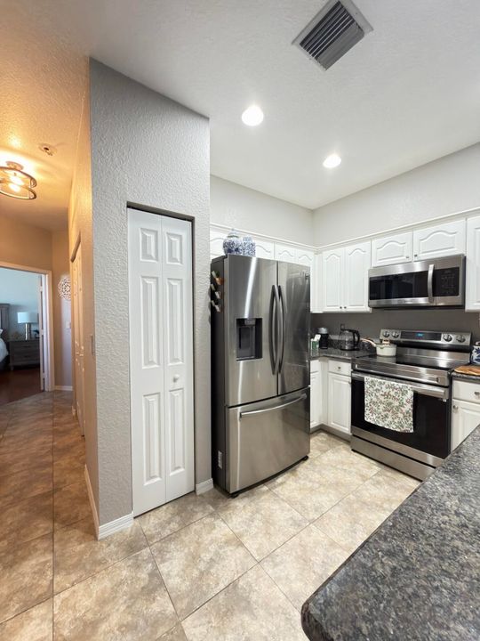 For Sale: $254,900 (2 beds, 2 baths, 1005 Square Feet)