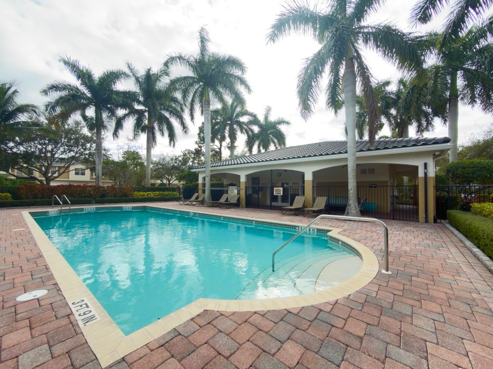 For Sale: $254,900 (2 beds, 2 baths, 1005 Square Feet)