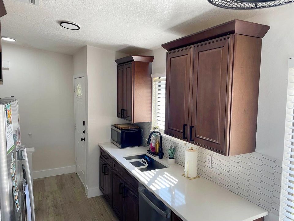 Activo con contrato: $2,300 (2 camas, 2 baños, 1100 Pies cuadrados)