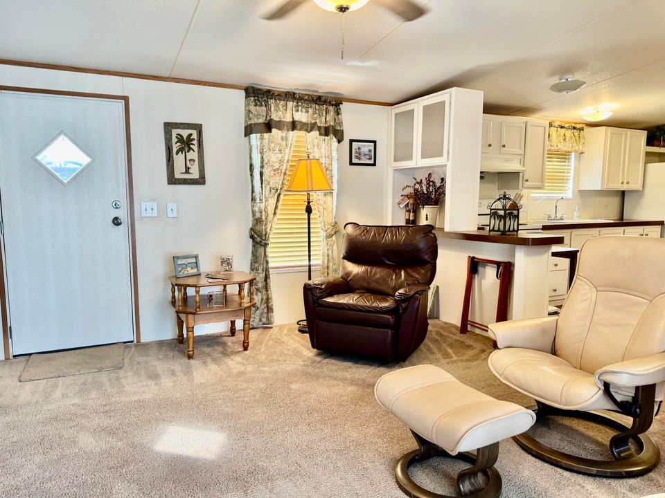 На продажу: $219,000 (2 спален, 2 ванн, 912 Квадратных фут)