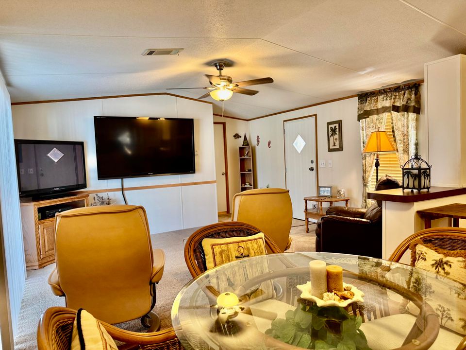 На продажу: $219,000 (2 спален, 2 ванн, 912 Квадратных фут)