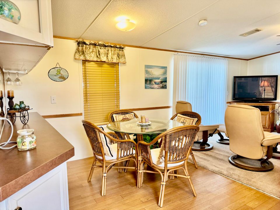 На продажу: $219,000 (2 спален, 2 ванн, 912 Квадратных фут)