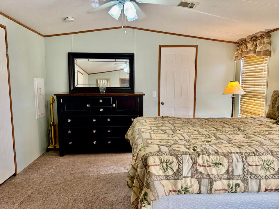 На продажу: $219,000 (2 спален, 2 ванн, 912 Квадратных фут)