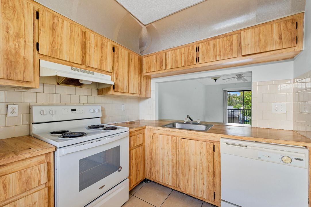 待售: $255,500 (2 贝兹, 2 浴室, 787 平方英尺)