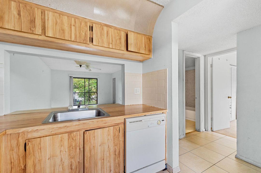 待售: $255,500 (2 贝兹, 2 浴室, 787 平方英尺)