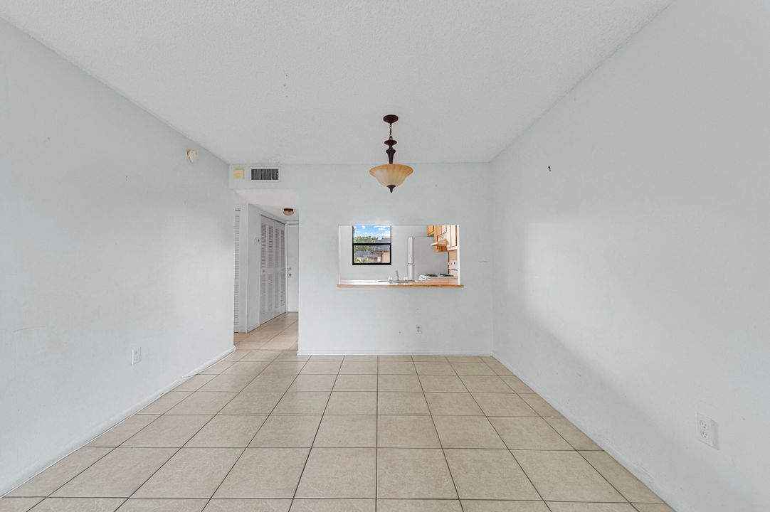 待售: $255,500 (2 贝兹, 2 浴室, 787 平方英尺)