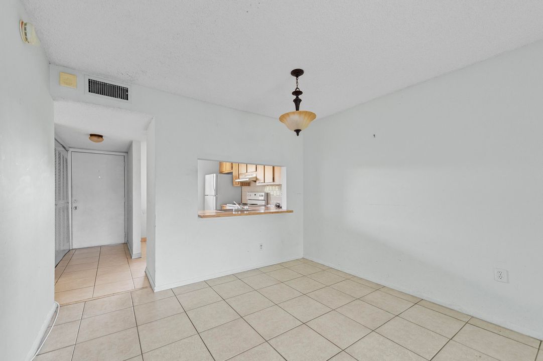 待售: $255,500 (2 贝兹, 2 浴室, 787 平方英尺)