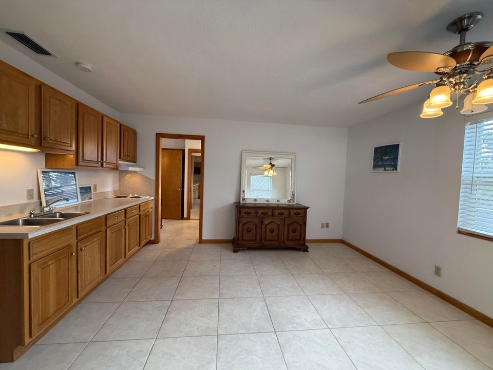 Activo con contrato: $2,150 (3 camas, 2 baños, 1360 Pies cuadrados)